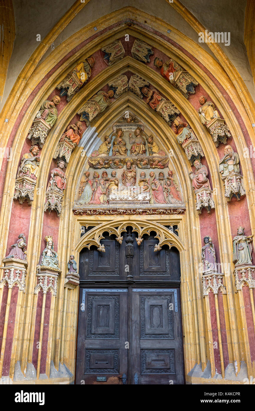 Tympan aux figures sacrées colorées, portail de la cathédrale gothique Saint-Salvator ou Saint-Willibald, Eichstätt Banque D'Images