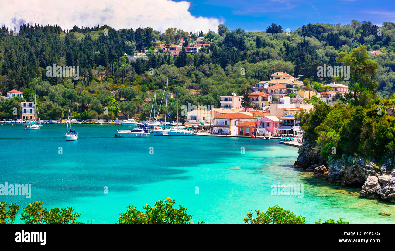Belles îles tranquilles de la Grèce - Paxos (îles Ioniennes). village pittoresque de Lakka et baie turquoise Banque D'Images