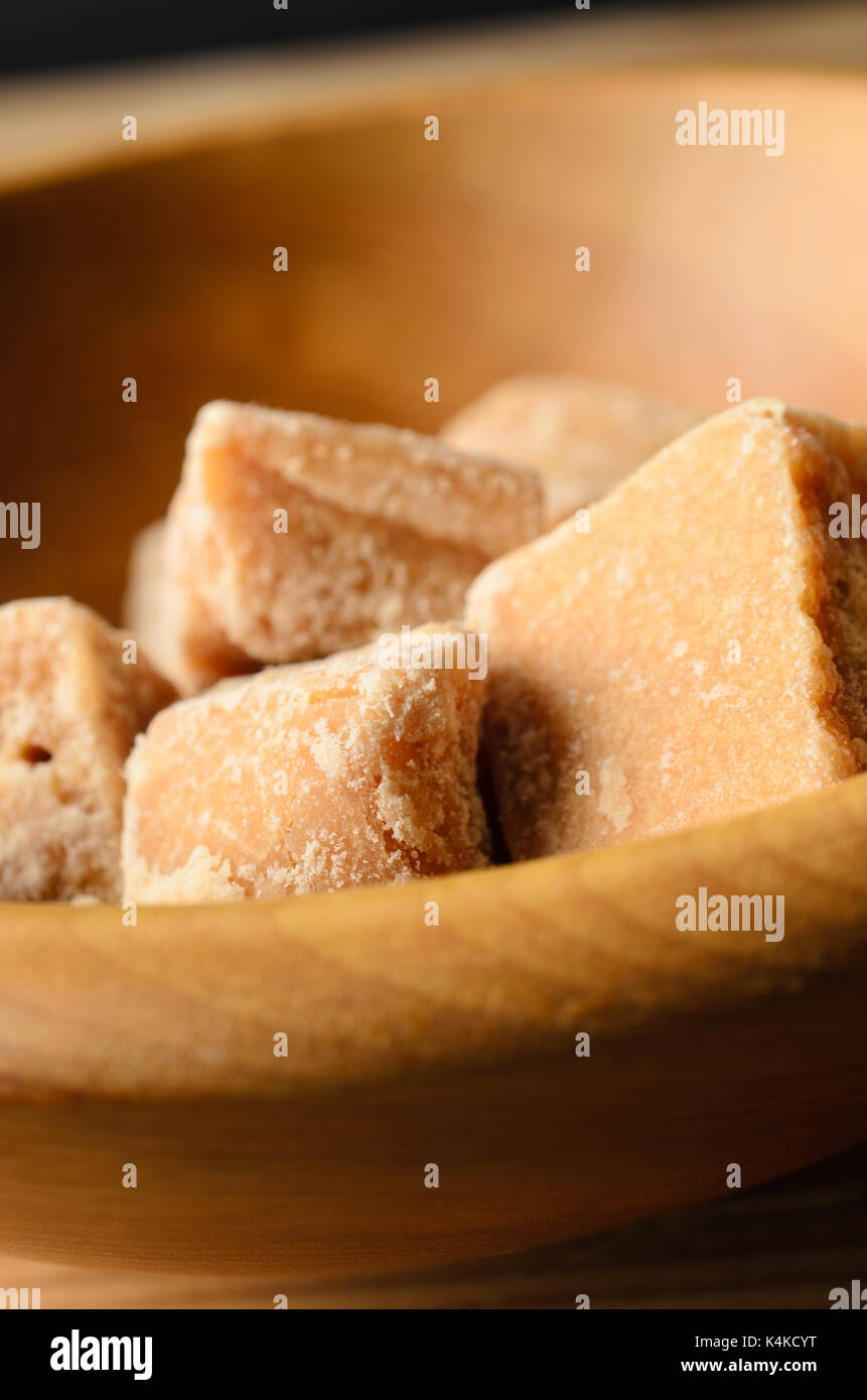 Close up of hand made fudge en pièces bol en bois. Banque D'Images