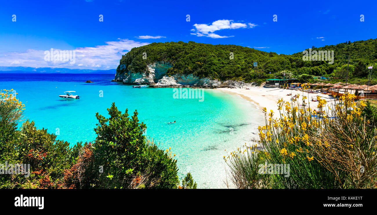 Turquoise incroyables plages de sable blanc de îles ioniennes antipaxos - Grèce. Banque D'Images