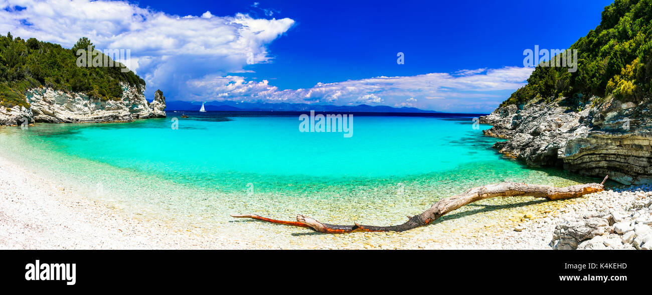 Turquoise incroyables plages de sable blanc de îles ioniennes antipaxos - Grèce. Banque D'Images