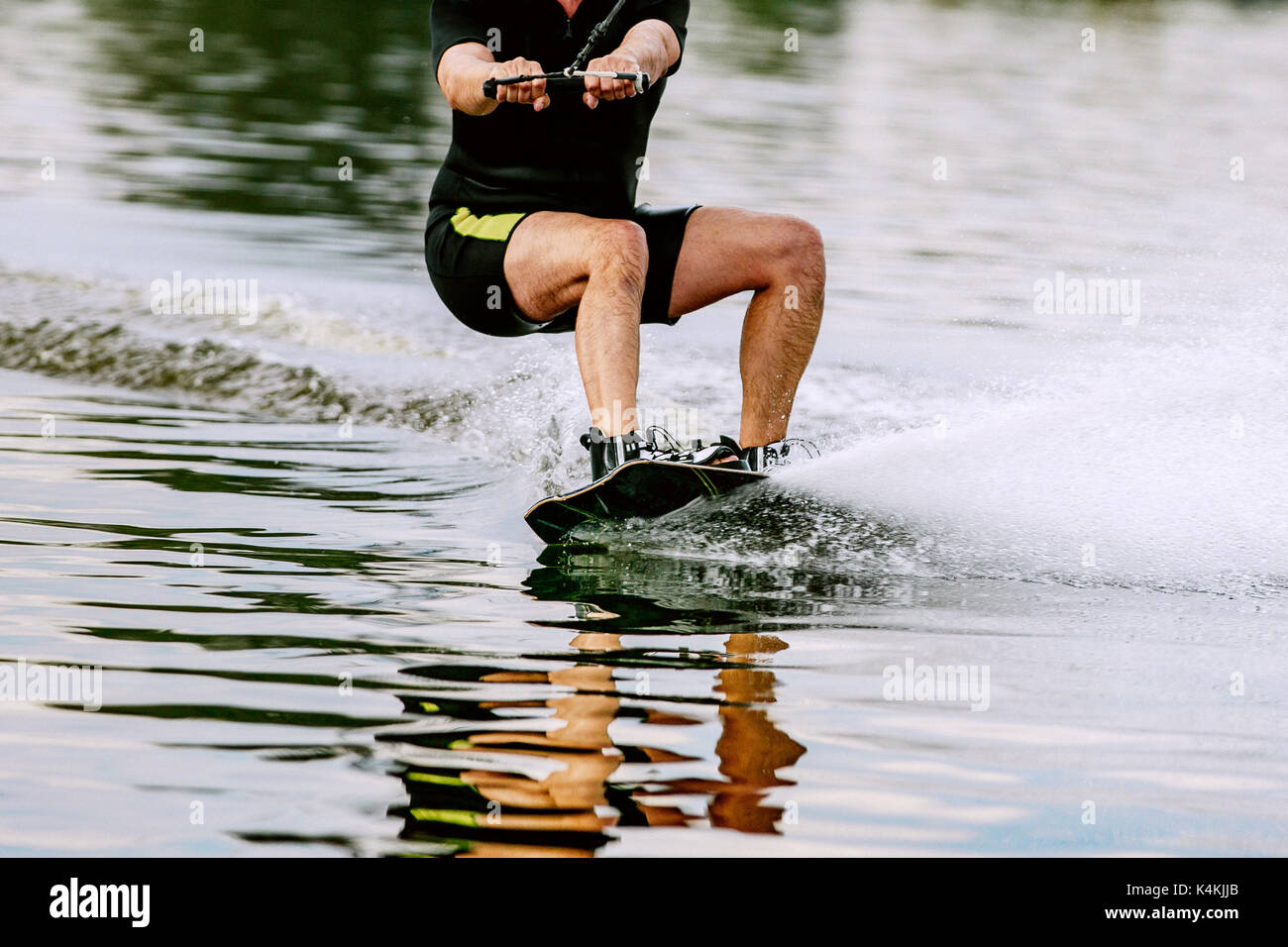 Wakeboard sur le lac de loisirs d'été nature Banque D'Images