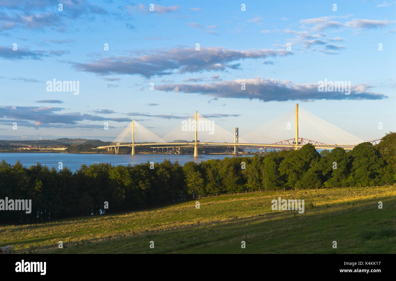 dh Queensferry Crossing FORTH BRIDGE LOTHIAN Three River Forth Bridges Le câble du Queensferry qui traverse le soir pour un séjour léger est resté sur scotland Road Banque D'Images