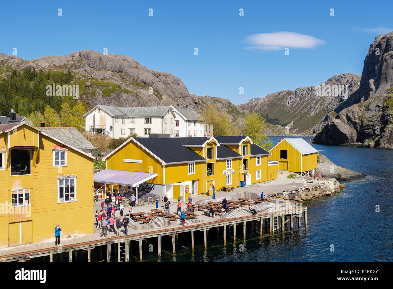 Les bâtiments anciens en bois avec les touristes visitant village de pêcheurs historique de Nusfjord, Flakstadøya Island, îles Lofoten, Nordland, Norvège, Scandinavie Banque D'Images