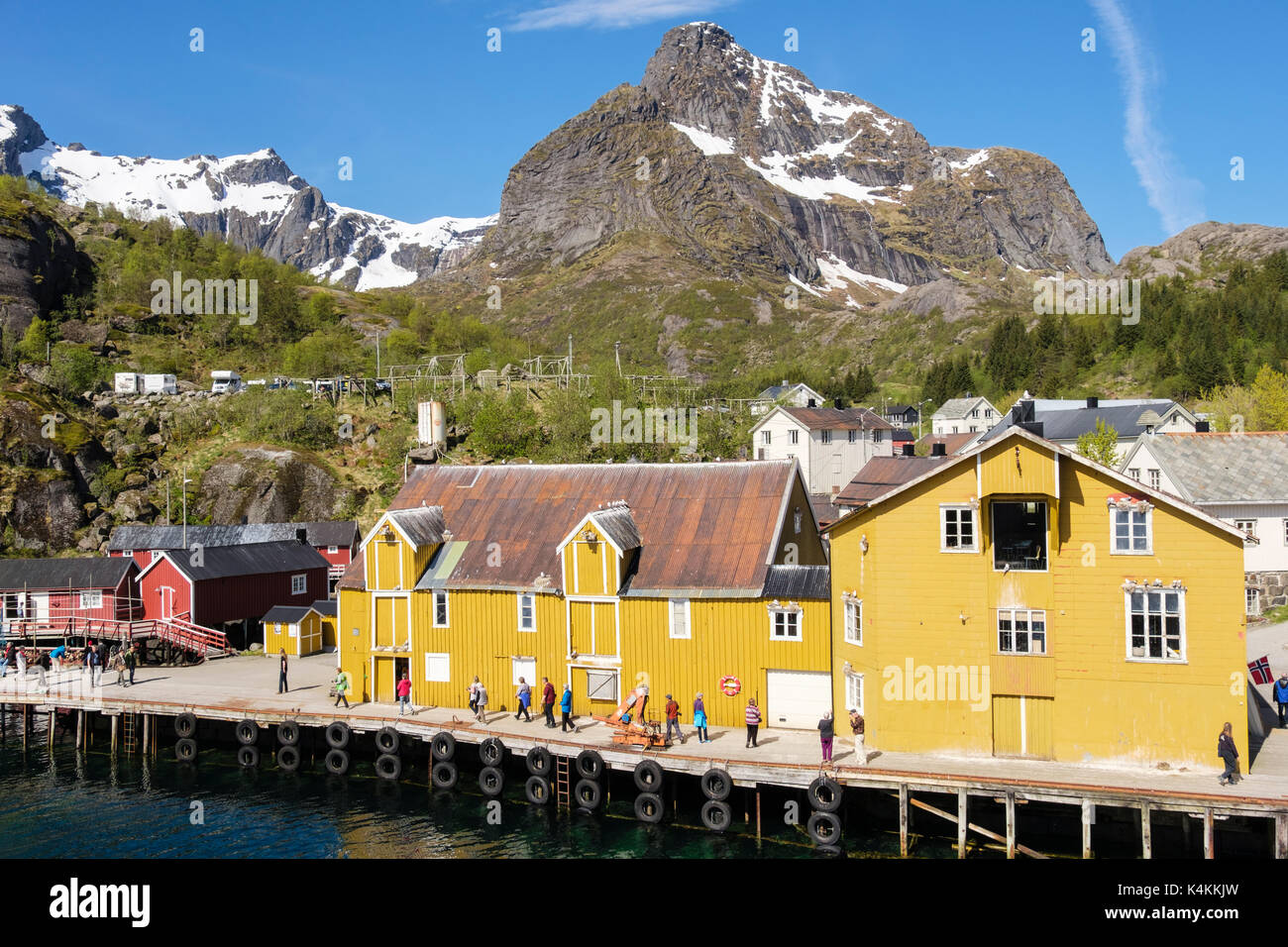 Les touristes visitant village de pêcheurs historique de Nusfjord, Flakstadøya Island, îles Lofoten, Nordland, Norvège, Scandinavie Banque D'Images