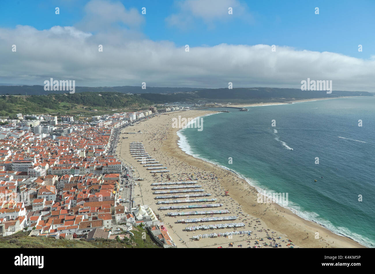 Aperçu de la ville et de la plage de Nazaré en été. Leiria, Portugal Banque D'Images