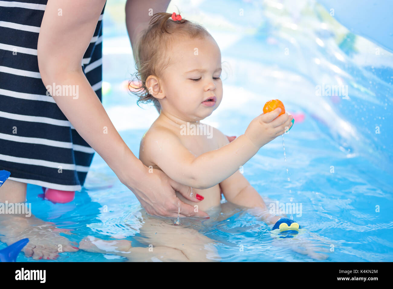 Seize Mois Bebe Fille Jouant Dans La Piscine En Plastique Avec Des Jouets Mere Debout A Cote D Elle Gardant Un œil Et Regarder Couverts Bebe Avec Sun Photo Stock Alamy Seize Mois Bebe Fille Jouant Dans La Piscine En Plastique Avec Des Jouets Mere Debout A Cote D Elle Gardant Un œil Et Regarder Couverts Bebe Avec Sun Photo Stock Alamy