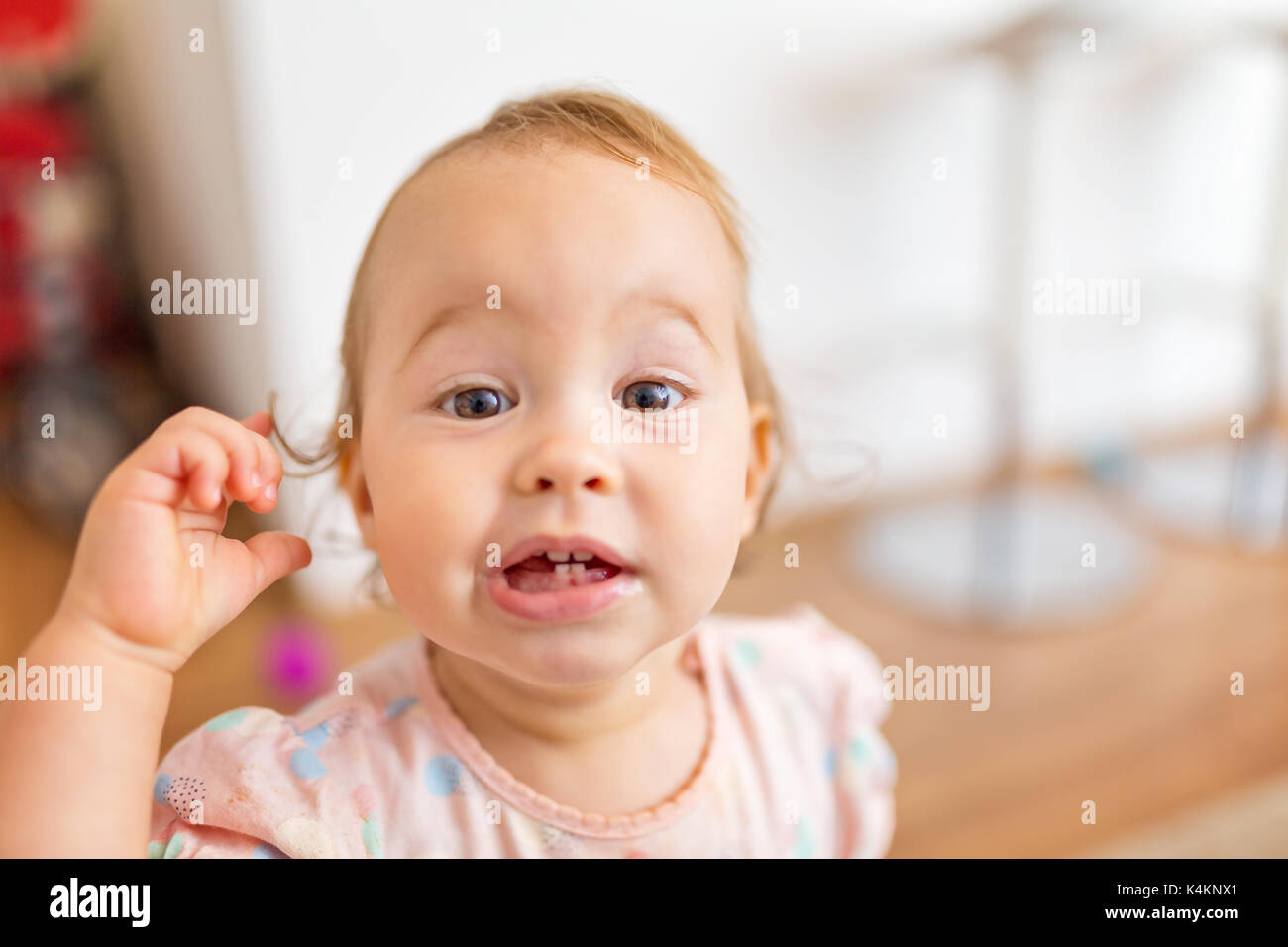 Petite Fille De Quinze Mois A La Colere A L Appareil Photo Avec Son Poing Leve Photo Stock Alamy