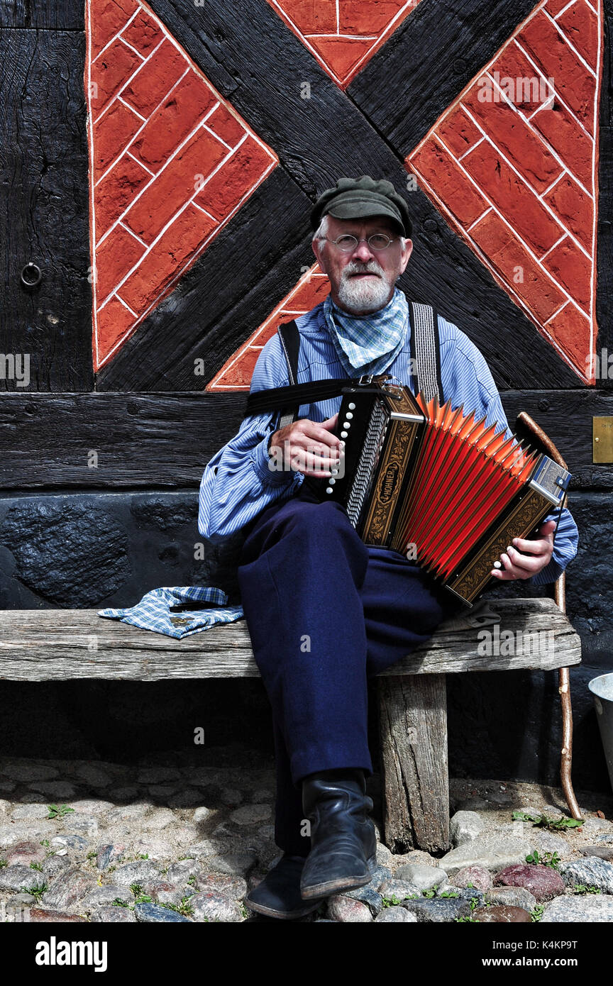 Un musicien joue de l'accordéon à Den Gamle By (la vieille ville), un musée  folklorique en plein air connu à Aarhus, Danemark Photo Stock - Alamy
