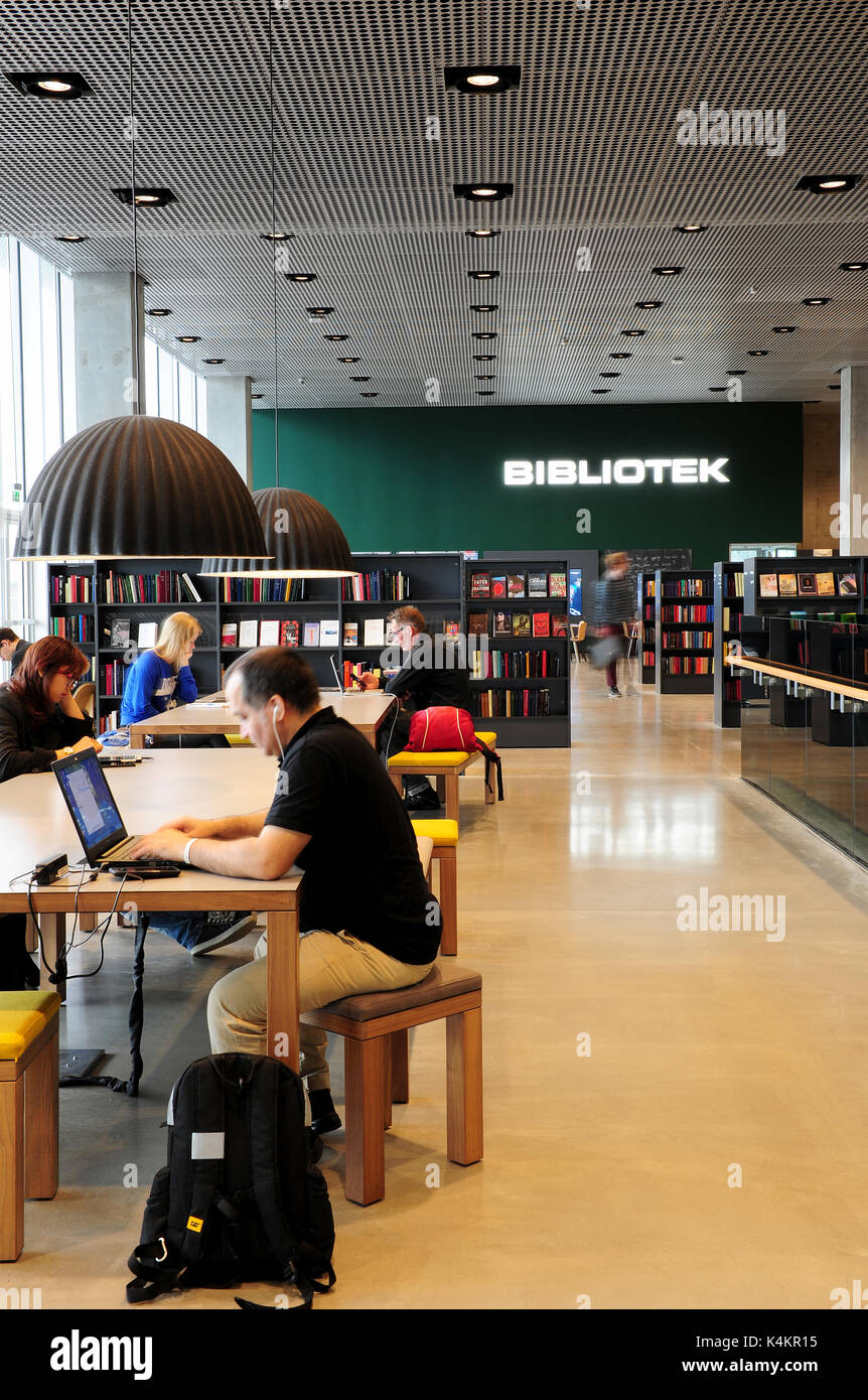 La bibliothèque à l'intérieur Dokk1, une nouvelle culture et multimédia maison à Aarhus, Danemark. Banque D'Images