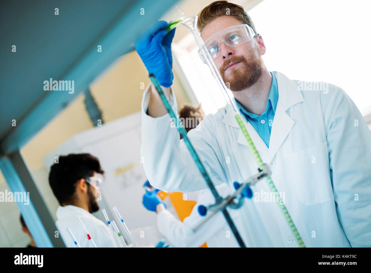 Beau étudiant en chimie de l'utilisation de produits chimiques Banque D'Images