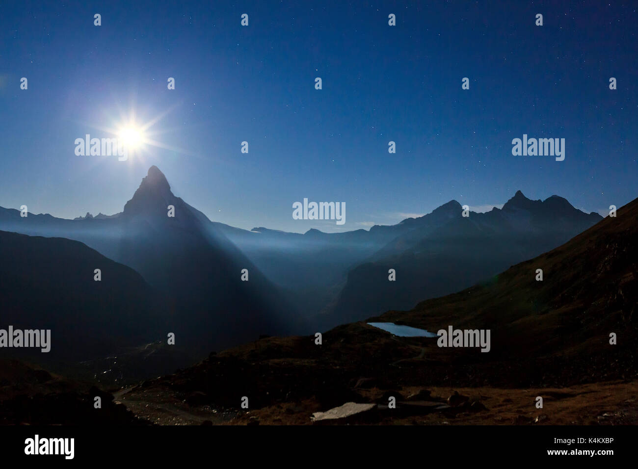 Lumières sur le Cervin vu de stellisee dans une nuit de pleine lune. zermatt canton du Valais Alpes Pennines suisse Banque D'Images