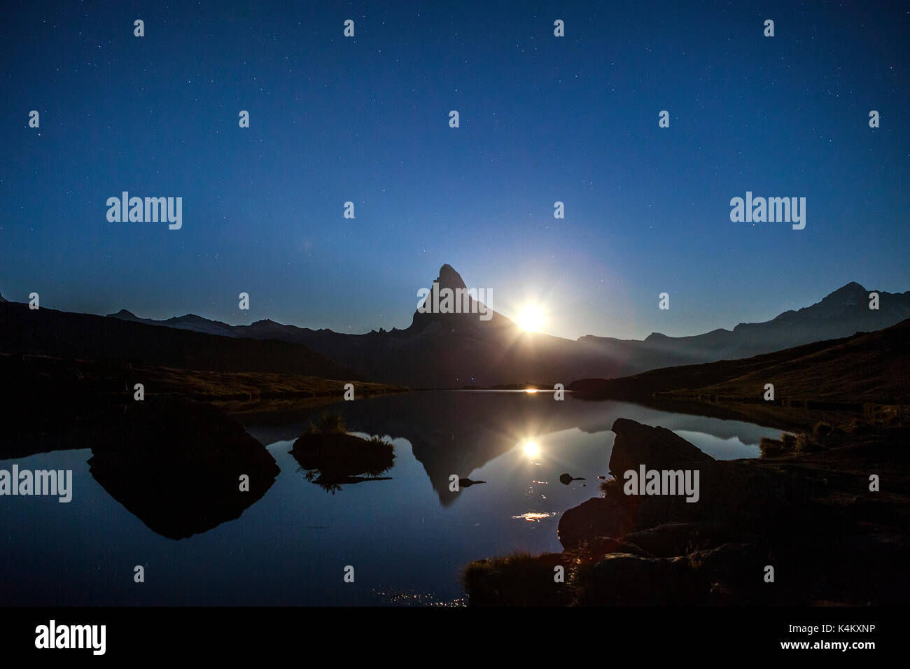 Le Mont Cervin se reflète dans stellisee dans une nuit de pleine lune. zermatt canton du Valais Alpes Pennines suisse Banque D'Images