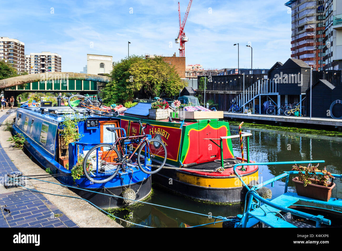 Narrowboats colorés amarrés sur Regent's Canal, Islington, Londres, Royaume-Uni Banque D'Images