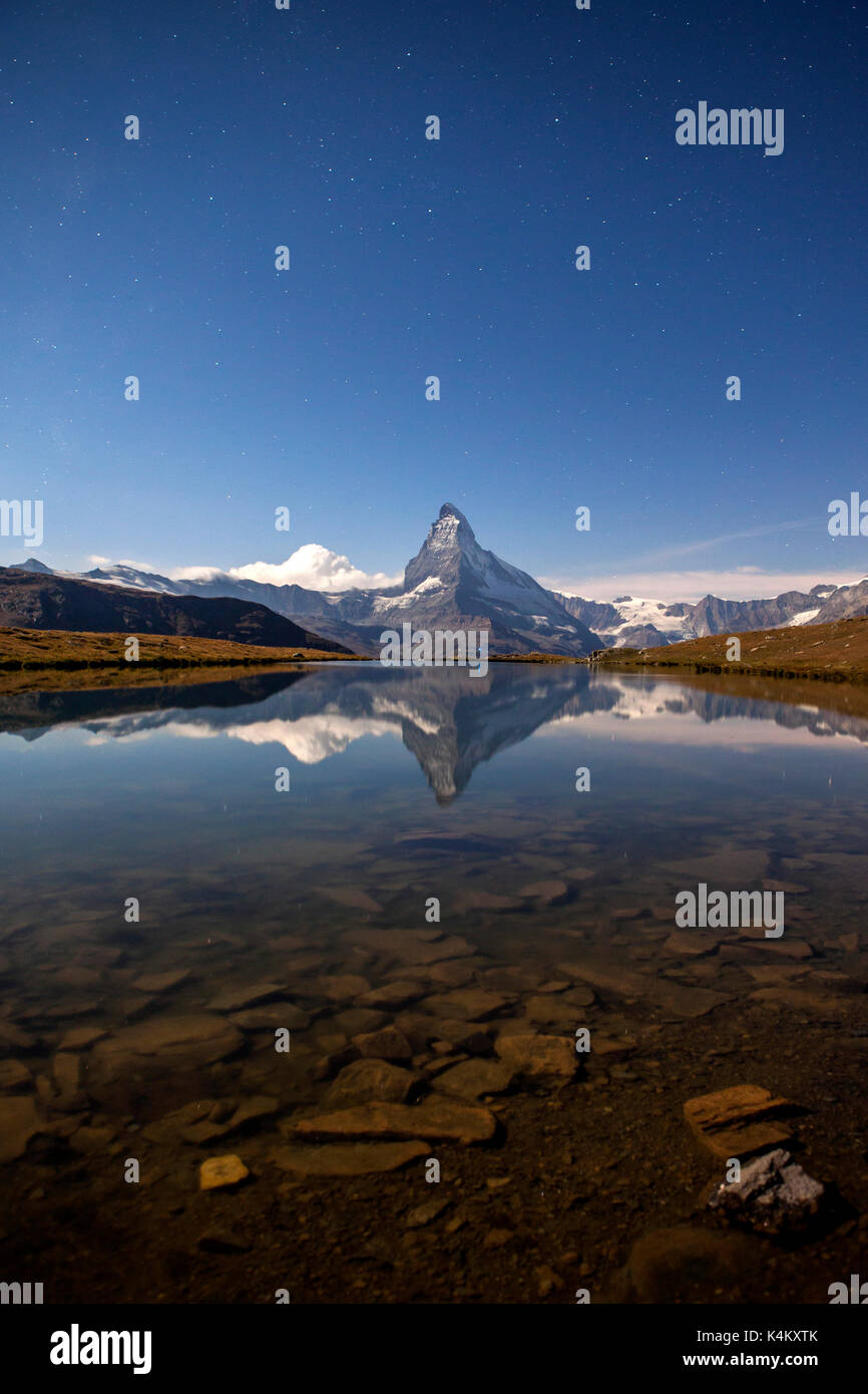 Le Mont Cervin se reflète dans stellisee dans une nuit de pleine lune. zermatt canton du Valais Alpes Pennines suisse Banque D'Images