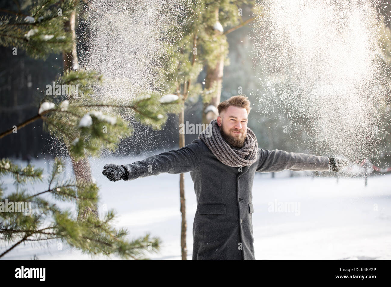 L'homme s'amuser avec la neige en forêt Banque D'Images