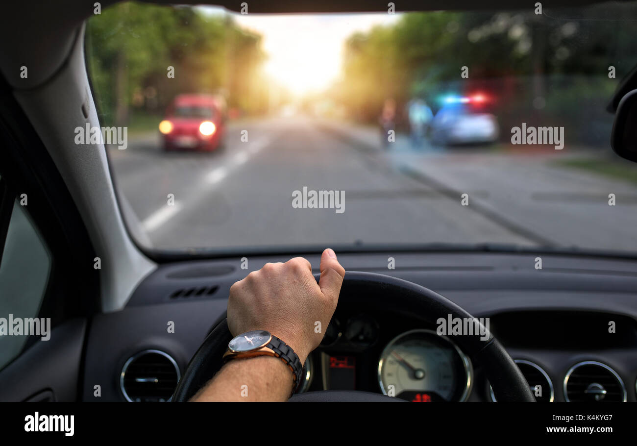 Les contrôles de police sur la route les pilotes Banque D'Images