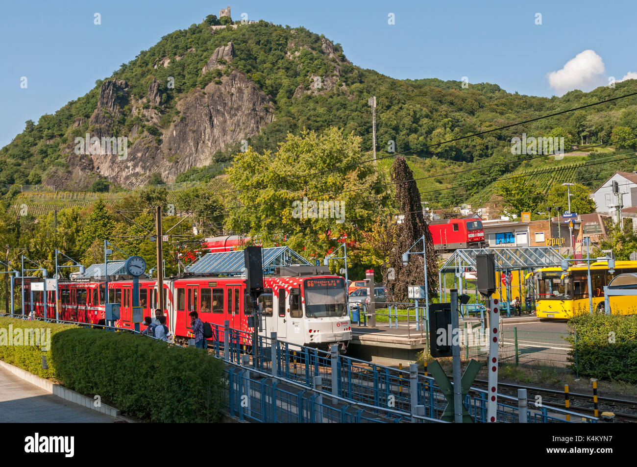 Tram à Rhöndorf près de Bonn avec la colline Drachenfels en arrière-plan, NRW, Allemagne. Banque D'Images