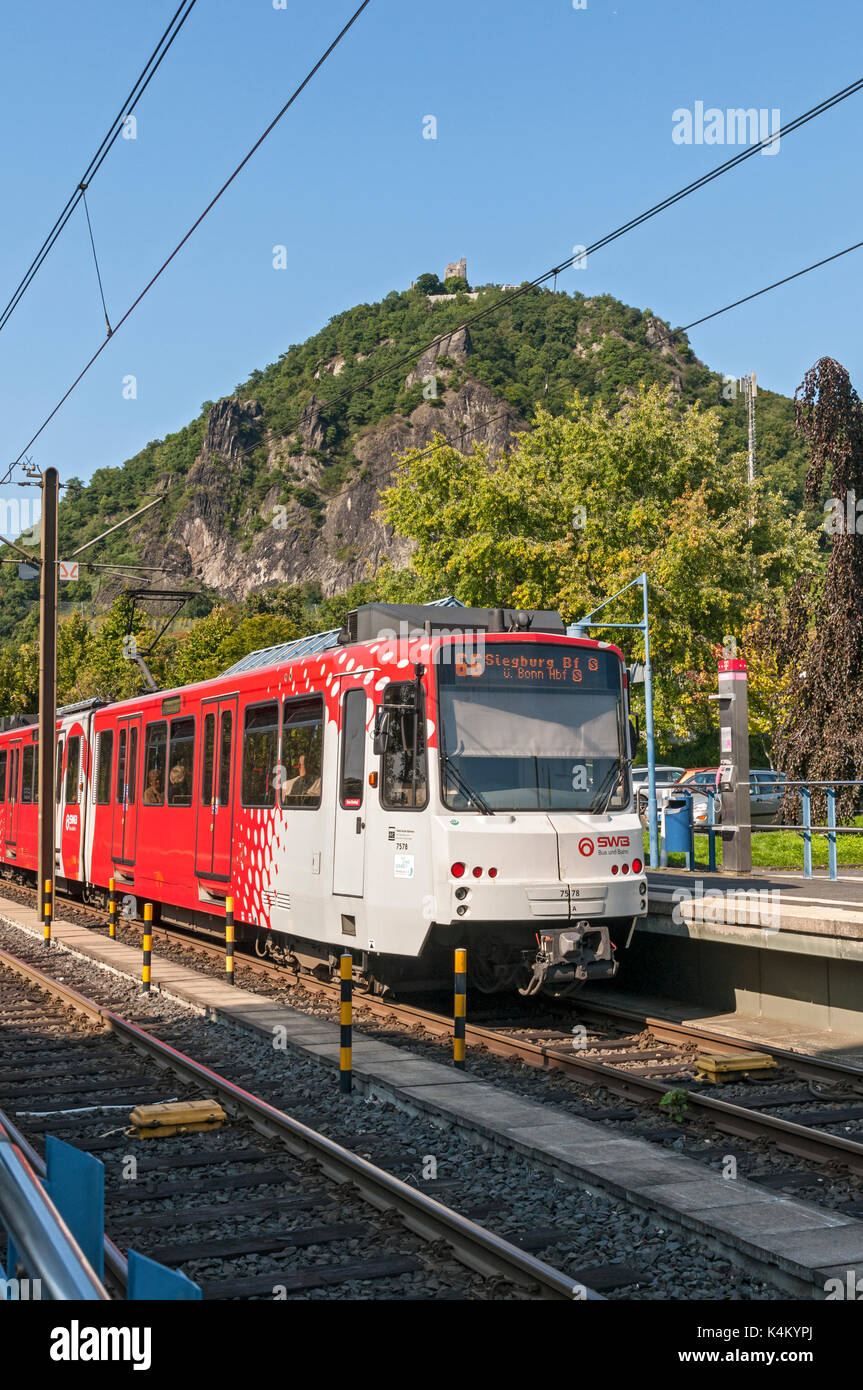 Tram à Rhöndorf près de Bonn avec la colline Drachenfels en arrière-plan, NRW, Allemagne. Banque D'Images