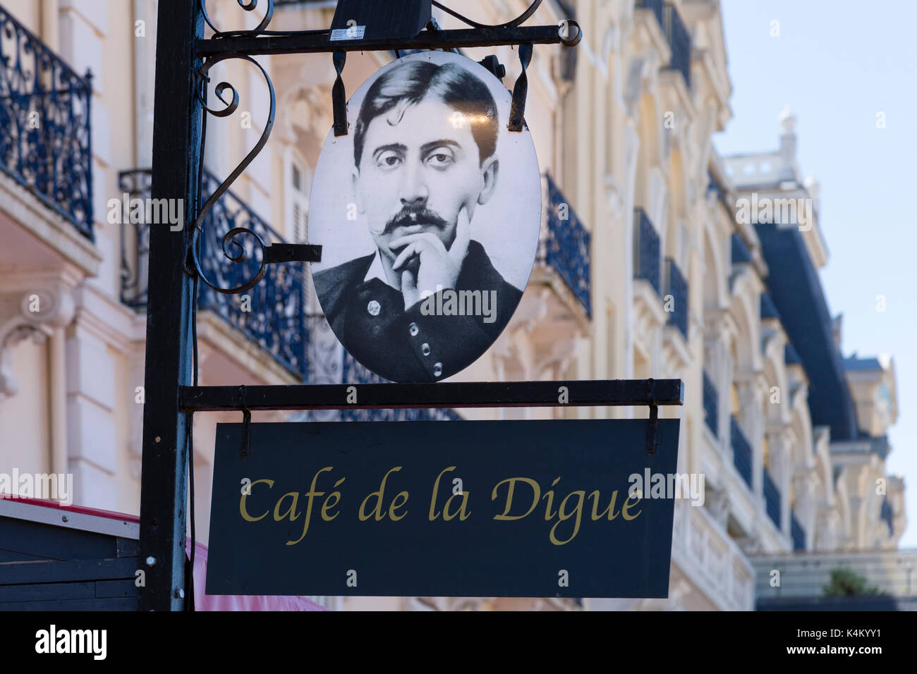 France, Calvados (14), Cabourg, le Grand Hôtel, portrait de Marcel Proust sur l'enseigne du café de la Digue // France, Calvados, Cabourg, portrait de Banque D'Images