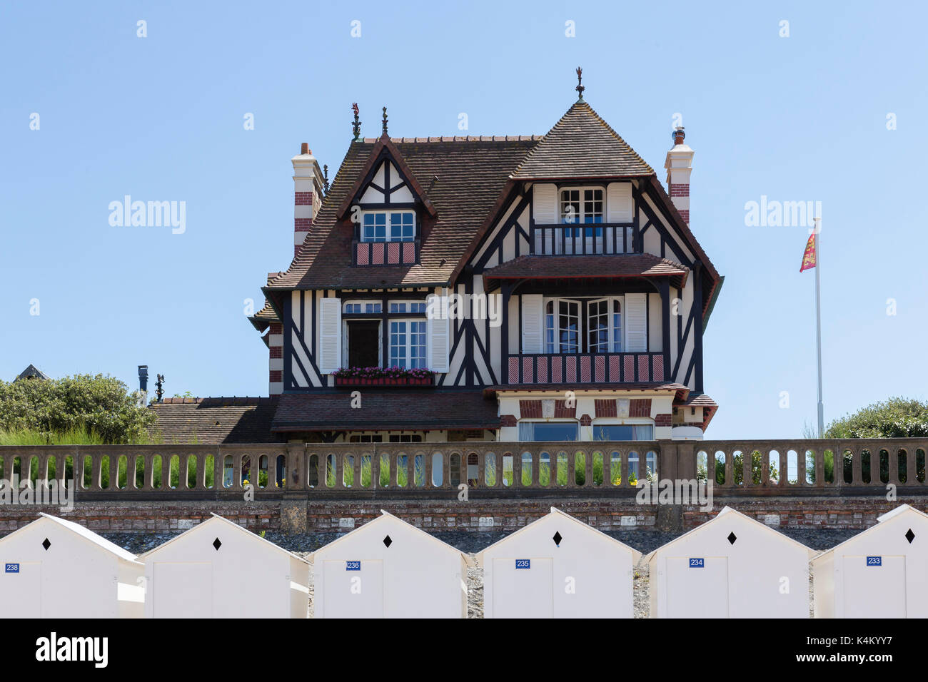 France, Calvados (14), Cabourg, villa de la promenade Marcel Proust // France, Calvados, Cabourg, villa sur la promenade Marcel Proust et cabines de plage Banque D'Images