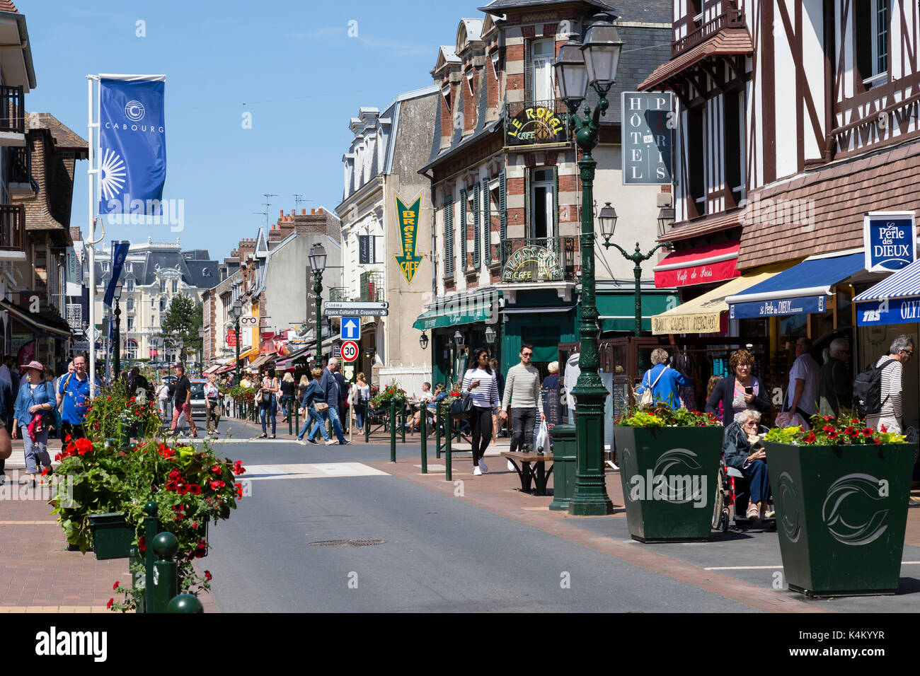 France, Calvados (14), Cabourg, avenue de la Mer, rue commerçante // France, Calvados, Cabourg, avenue de la Mer, rue commerçante Banque D'Images