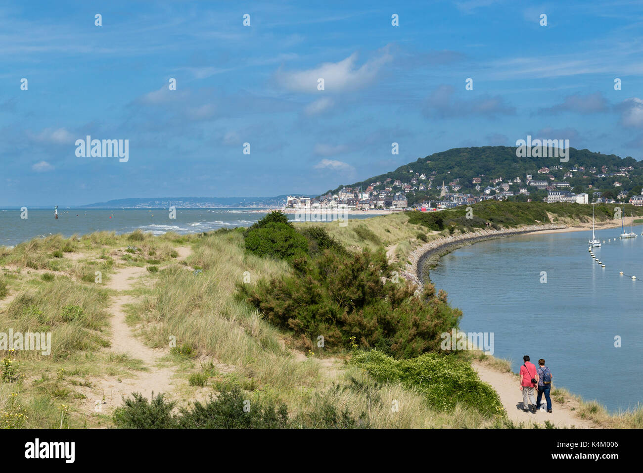 France, Calvados (14), Cabourg, vers la Pointe de Cabourg, la mer à gauche, la Dives à droite, Houlgate au loin // France, Calvados, Cabourg, vers Banque D'Images