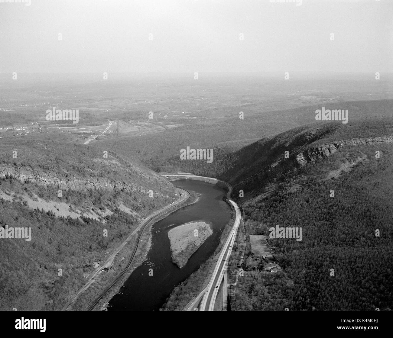 Vue aérienne de la rivière Delaware au Delaware Water Gap, avril 1965, Washington new jersey border Banque D'Images