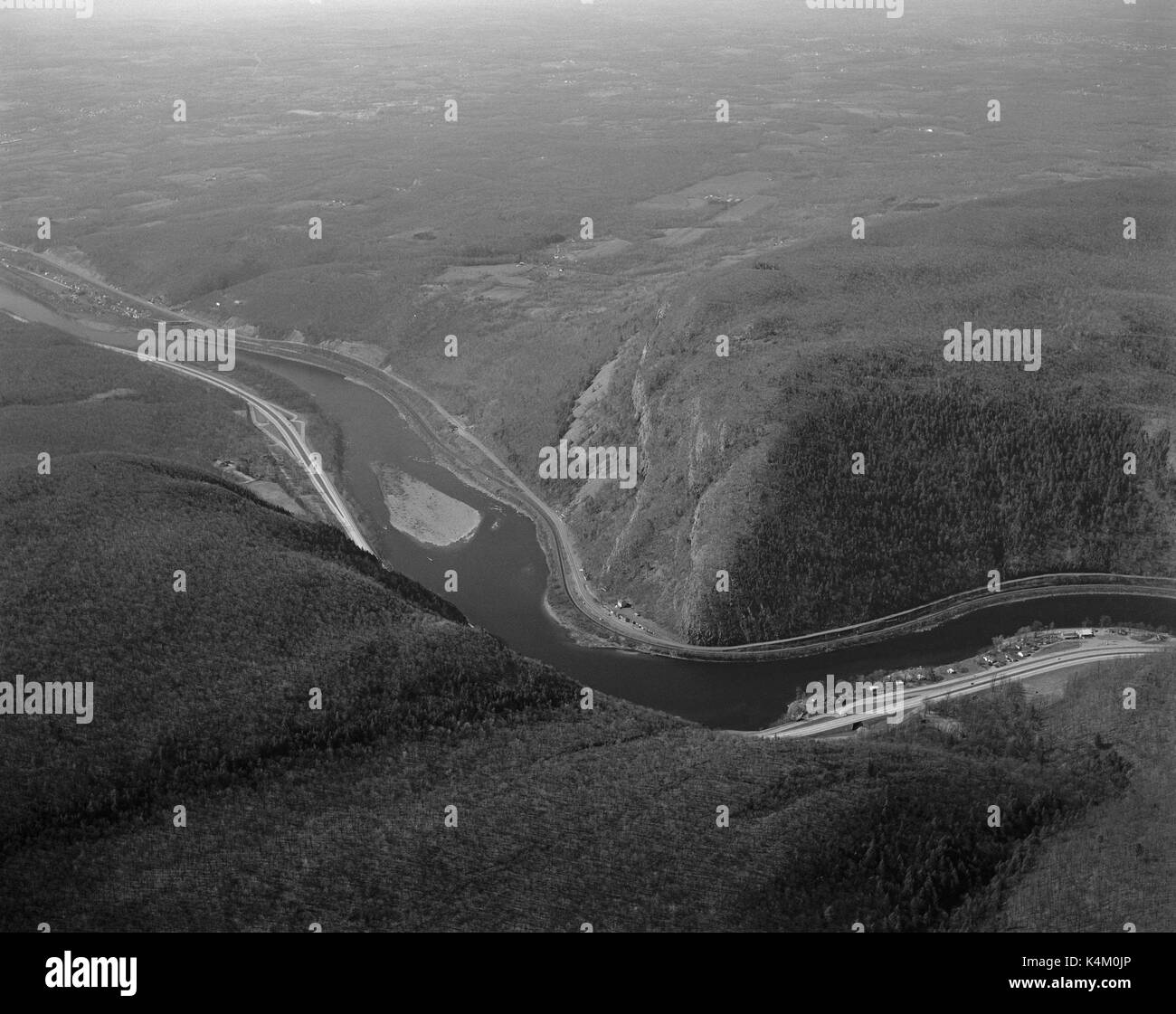 Vue aérienne de la rivière Delaware au Delaware Water Gap, avril 1965, Washington new jersey border Banque D'Images