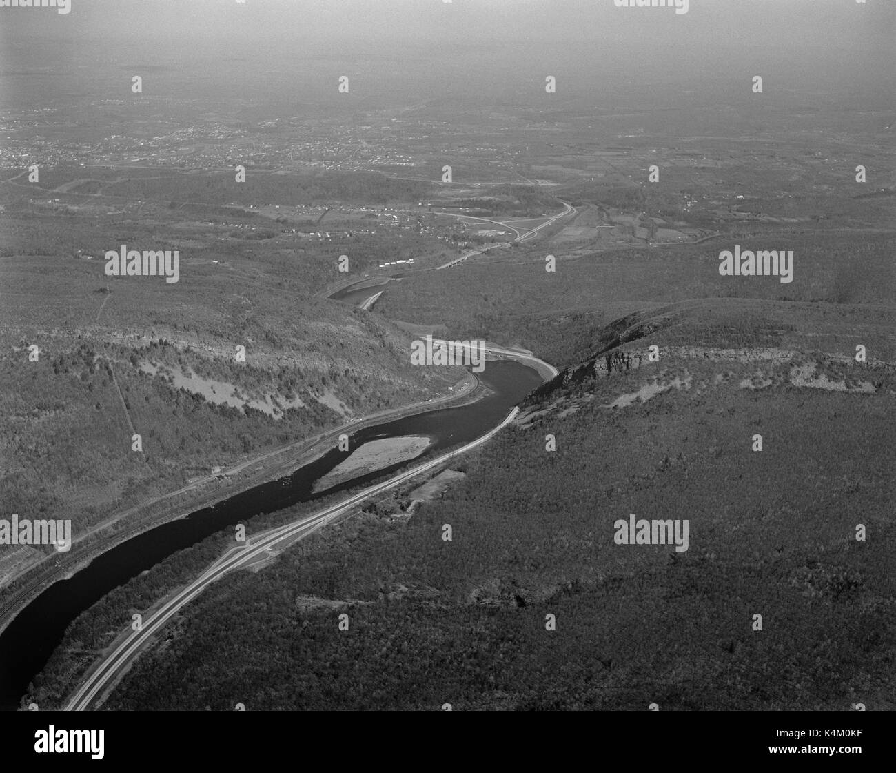 Vue aérienne de la rivière Delaware au Delaware Water Gap, avril 1965, Washington new jersey border Banque D'Images