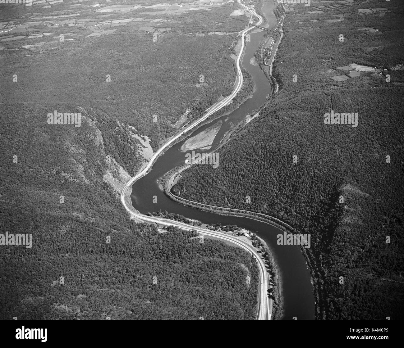 Vue aérienne de la rivière Delaware au Delaware Water Gap, juin 1965, New Jersey New Jersey border Banque D'Images