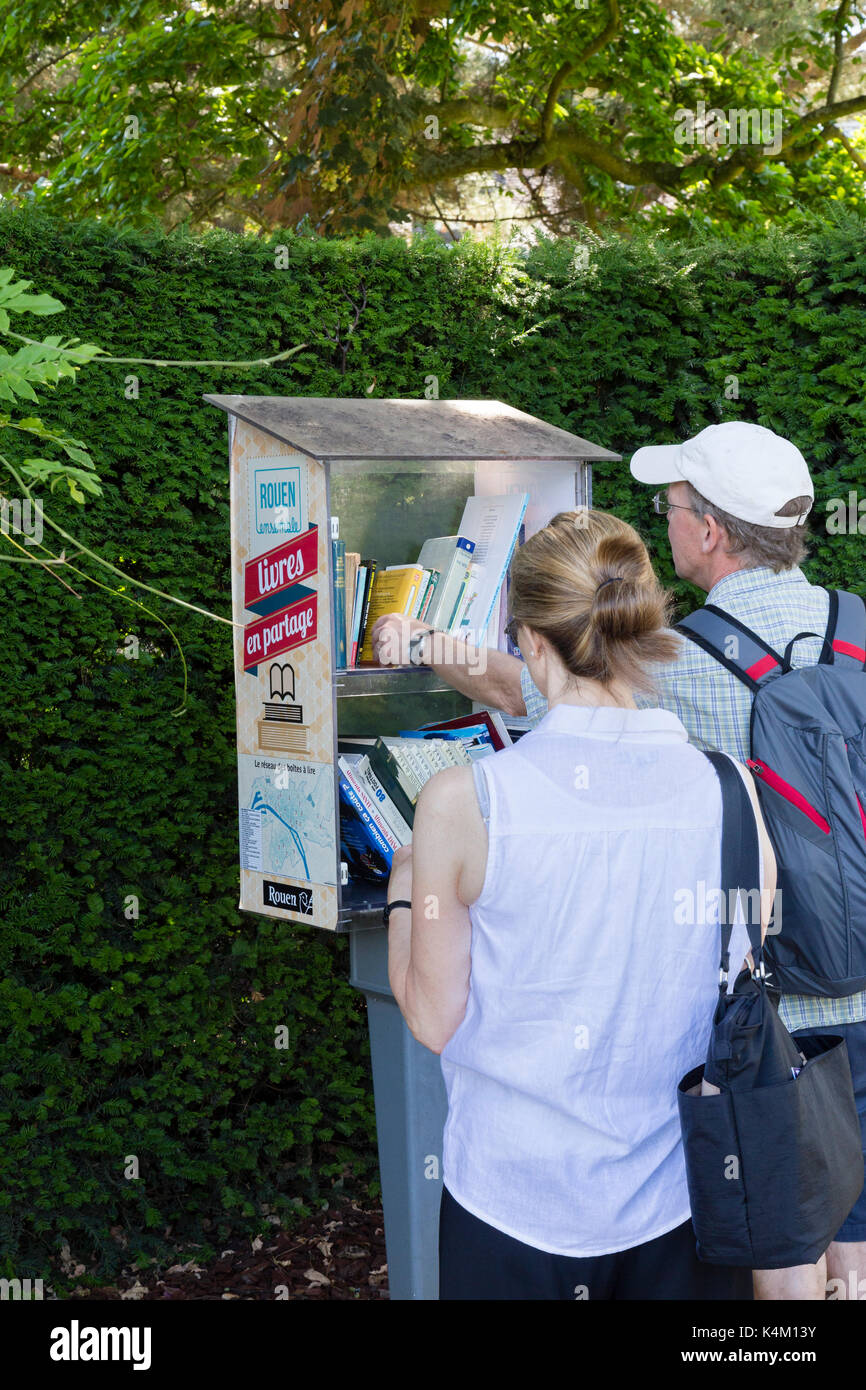 France, Seine-Maritime (76), Rouen, le jardin des plantes, mobilier public d'change et fête de livre libre // France, Seine-Maritime, Rouen, le J Banque D'Images