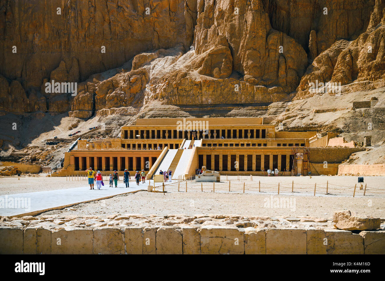 L'Égypte. Luxor. Deir el-Bahari (Deir el-Bahri). Le temple funéraire d'Hatshepsout en mars 2015 Banque D'Images