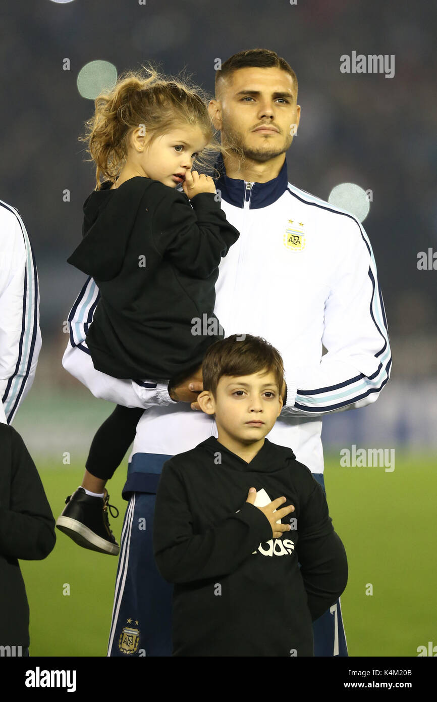 BUENOS AIRES, ARGENTINE - Septembre 2017 - Mauro Icardi avec sa fille Banque D'Images BUENOS AIRES, ARGENTINE - Septembre 2017 - Mauro Icardi avec sa fille Banque D'Images