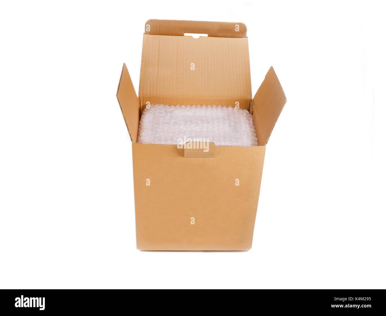 Boîte de carton vide ouvert et prêt pour l'expédition et plus étroite avec  des produits protégés par l'enveloppe de bulle Photo Stock - Alamy