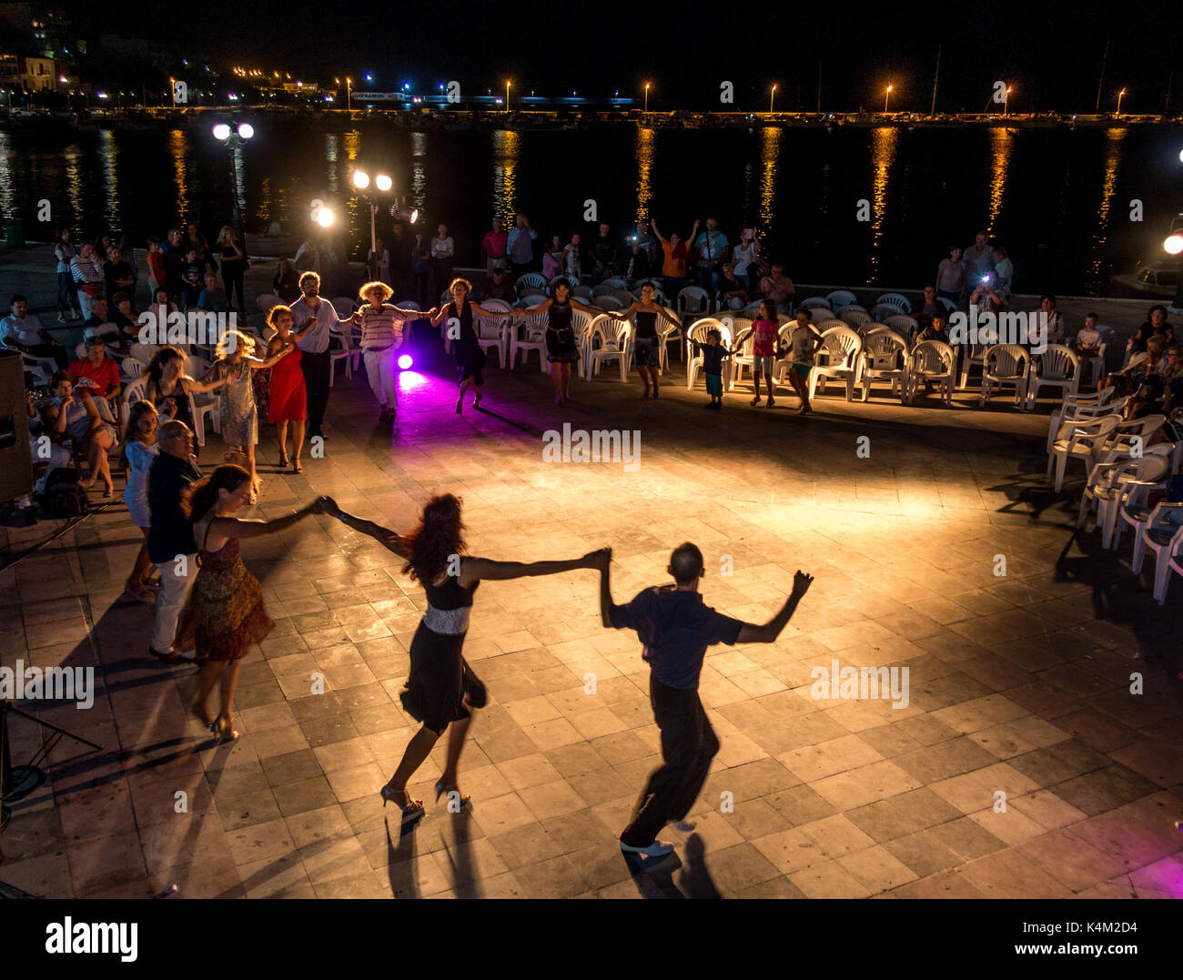 La danse grecque sur nuit d'été à Sitia, Crète Banque D'Images