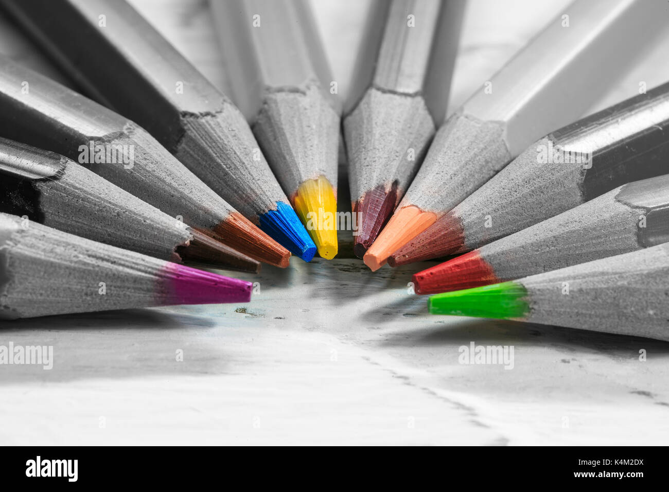 Groupe des crayons de couleur en noir et blanc Photo Stock Alamy