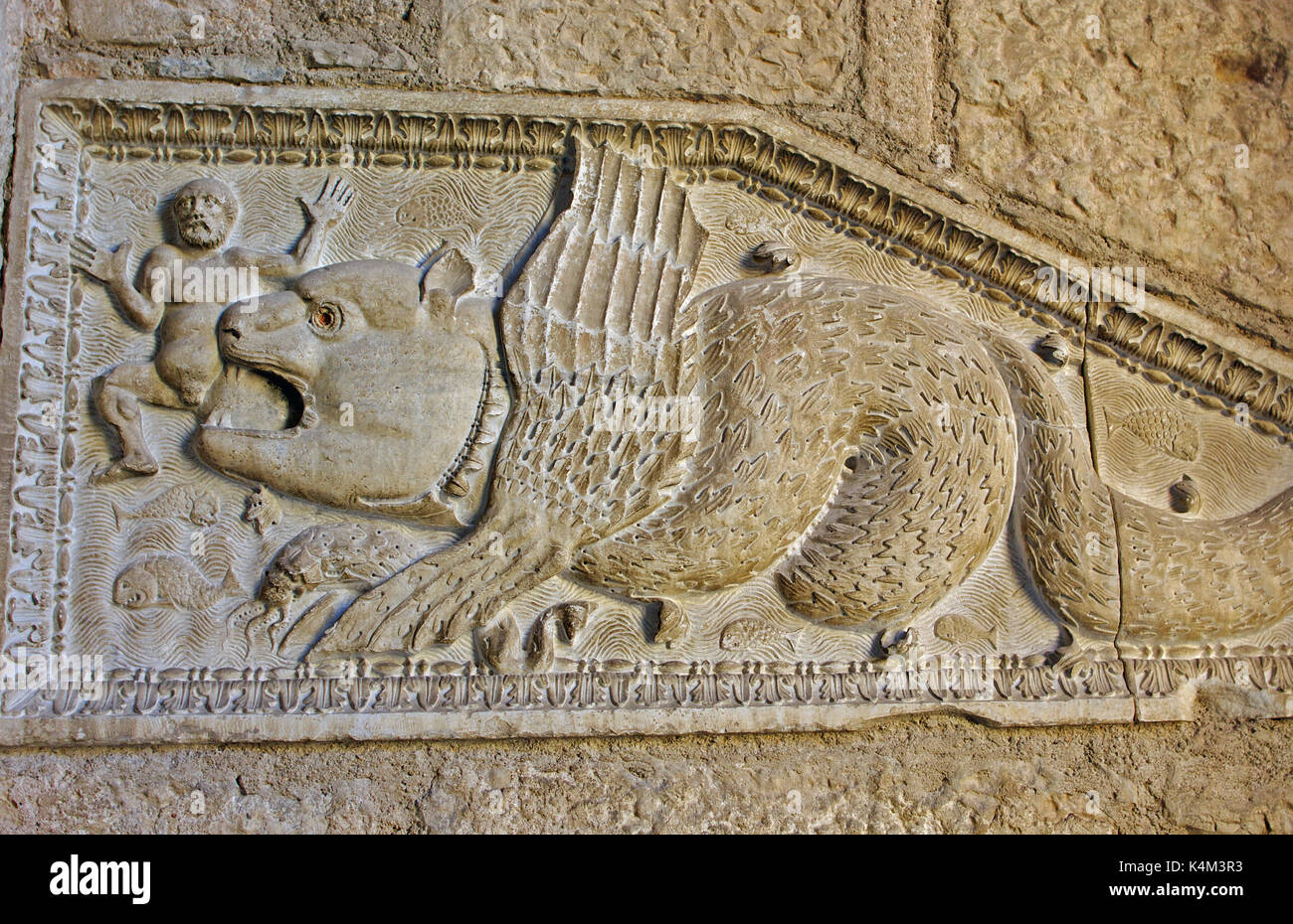 Cathédrale de Gaeta, Italie : le prophète Jonas a été envoyé à Ninive. Le grand poisson est lui spiting sur terre ferme, 11e siècle Banque D'Images