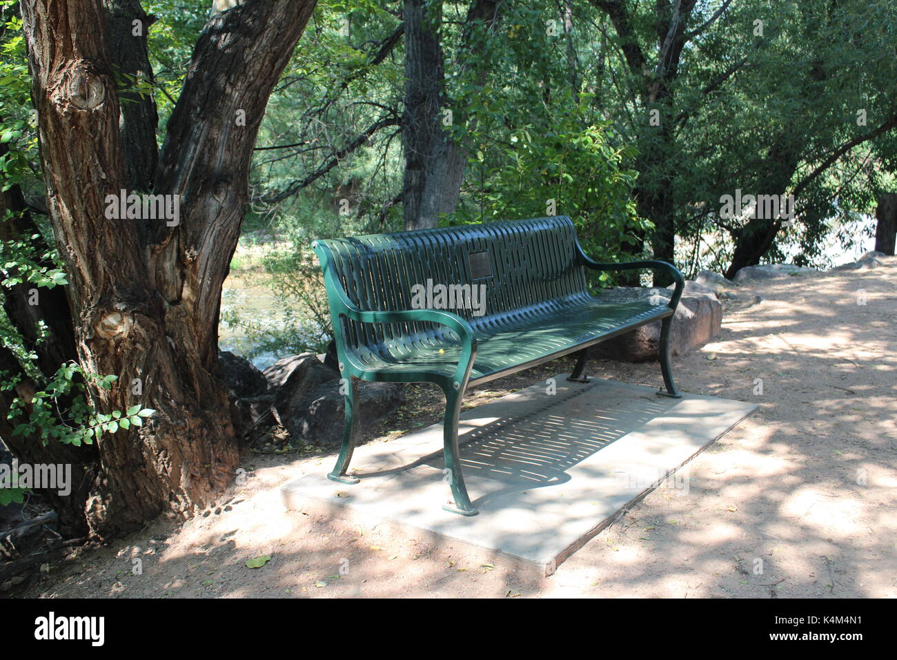 Banc le long du ruisseau de la fontaine fontaine en sentier régional Creek Regional Park en fontaine, colorado Banque D'Images