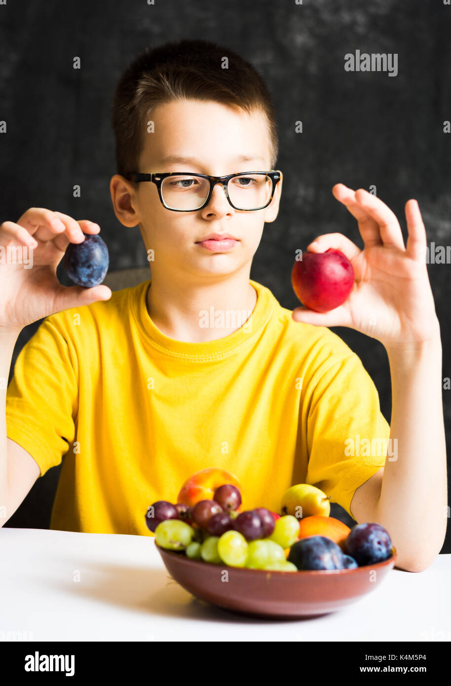 Teenage boy eating fruit pour une collation santé Banque D'Images