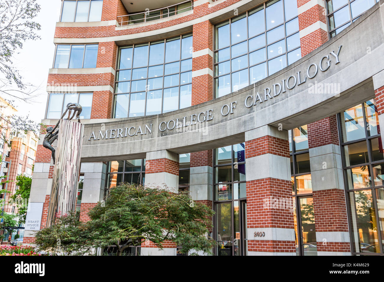 Washington DC, USA - 4 août 2017 : American College of Cardiology signe sur immeuble en briques avec entrée privée Banque D'Images