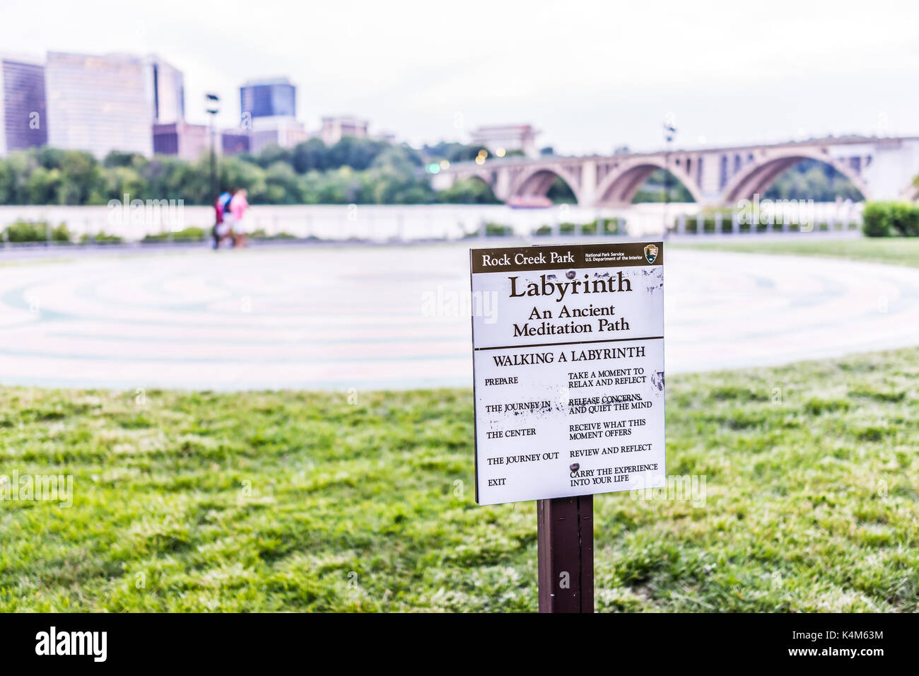 Washington DC, USA - 4 août 2017 : Rock Creek Park signe labyrinthe par rivière Potomac, key bridge et Arlington cityscape in soir centre-ville Georgetow Banque D'Images