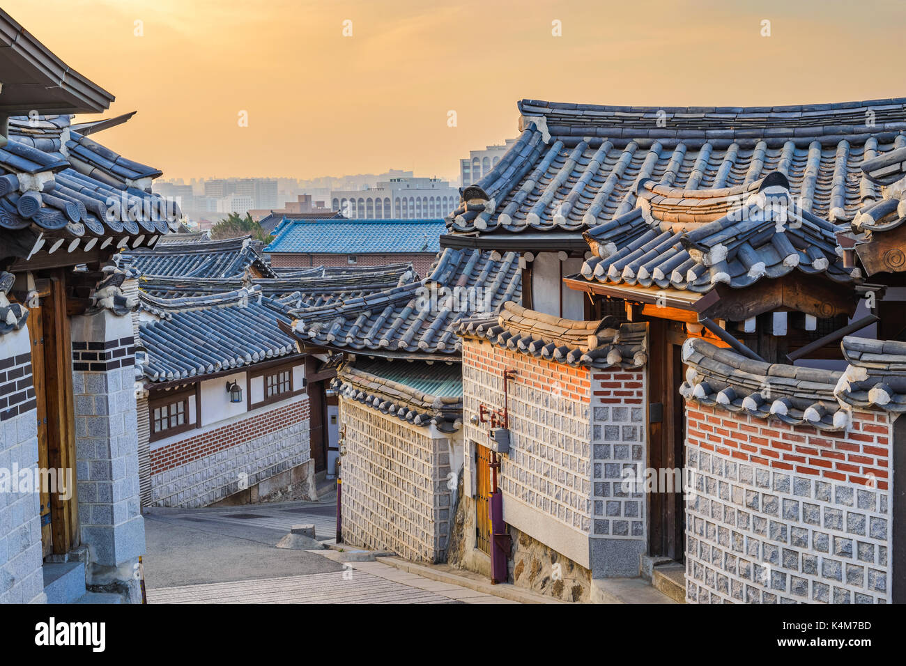 Lever du soleil sur les toits de la ville de Séoul au village de Bukchon Hanok, Séoul, Corée du Sud Banque D'Images