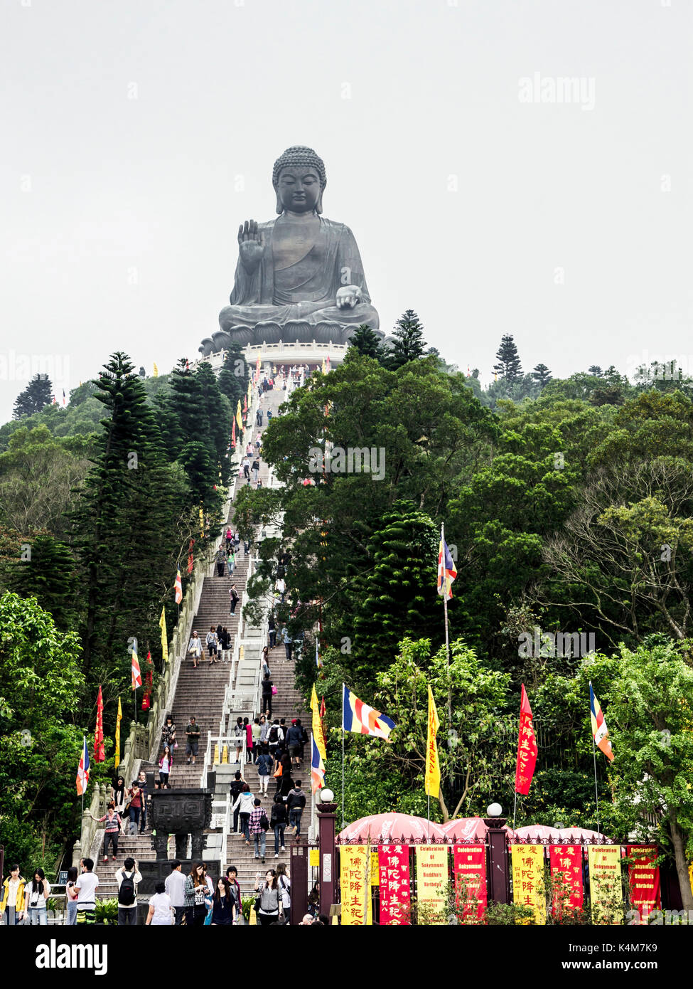 HONG KONG, CHINE - Mai 4, 2013 : Giant Bouddha assis sur lotus.Ngong Ping,Hong Kong Banque D'Images