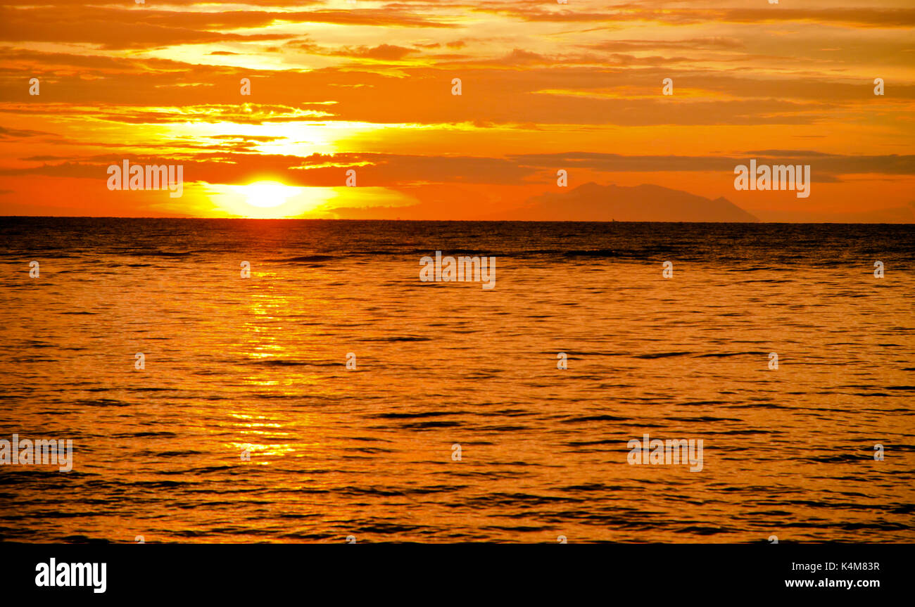 Bali. Coucher de soleil sur la plage de Lovina Banque D'Images