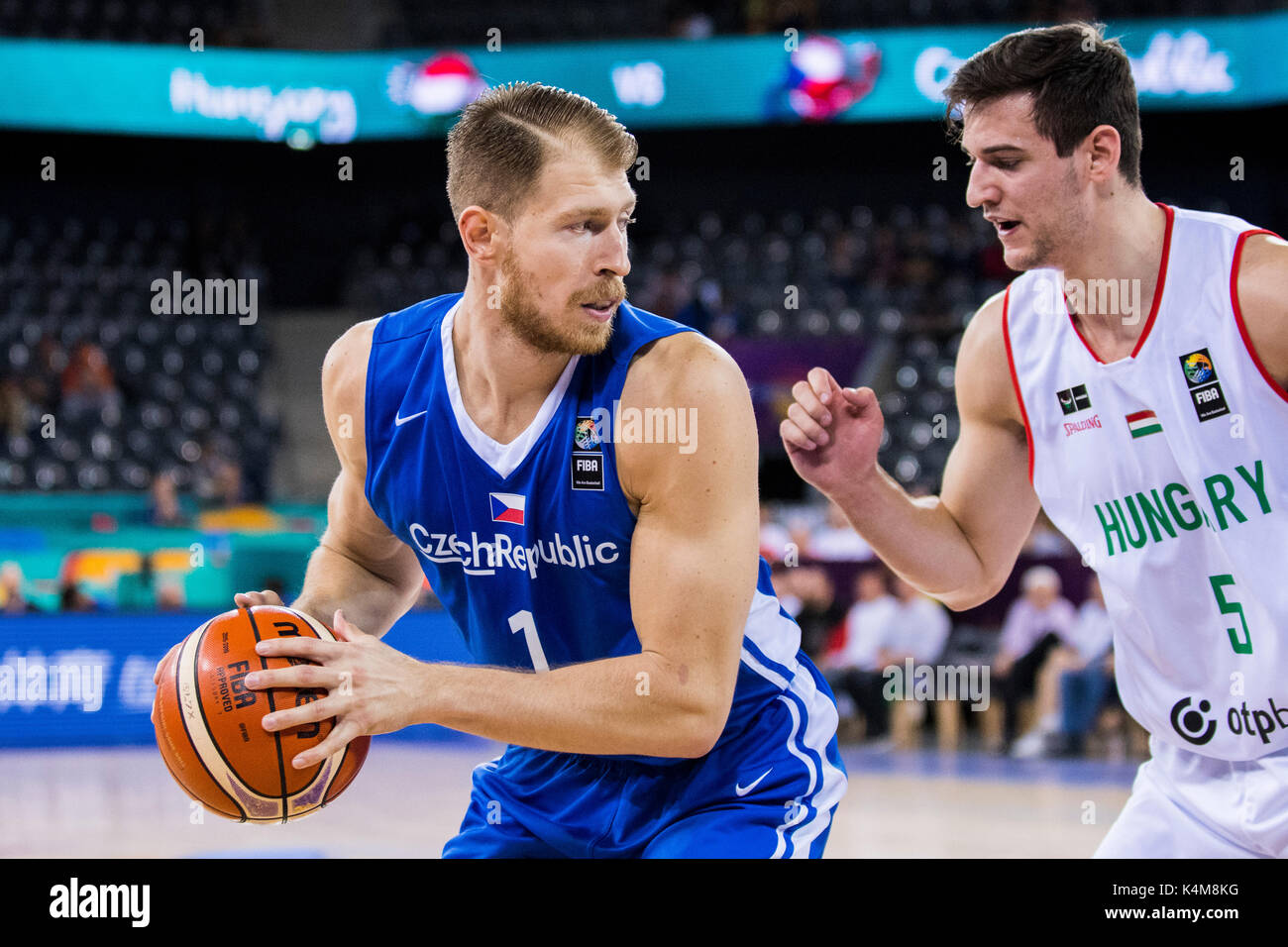 4 septembre 2017 : Patrik Auda # 1 (CZE) et Allen Rosco # 5 (HUN) au cours de l'Eurobasket FIBA 2017 - Groupe C, match entre la Hongrie et la République tchèque au hall polyvalent, Cluj-Napoca, Roumanie ROU. Foto : Cronos Banque D'Images