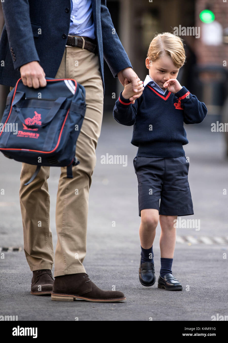 Prince George arrive avec le duc de Cambridge à Thomas's Battersea de Londres, commence sa première journée d'école. Banque D'Images