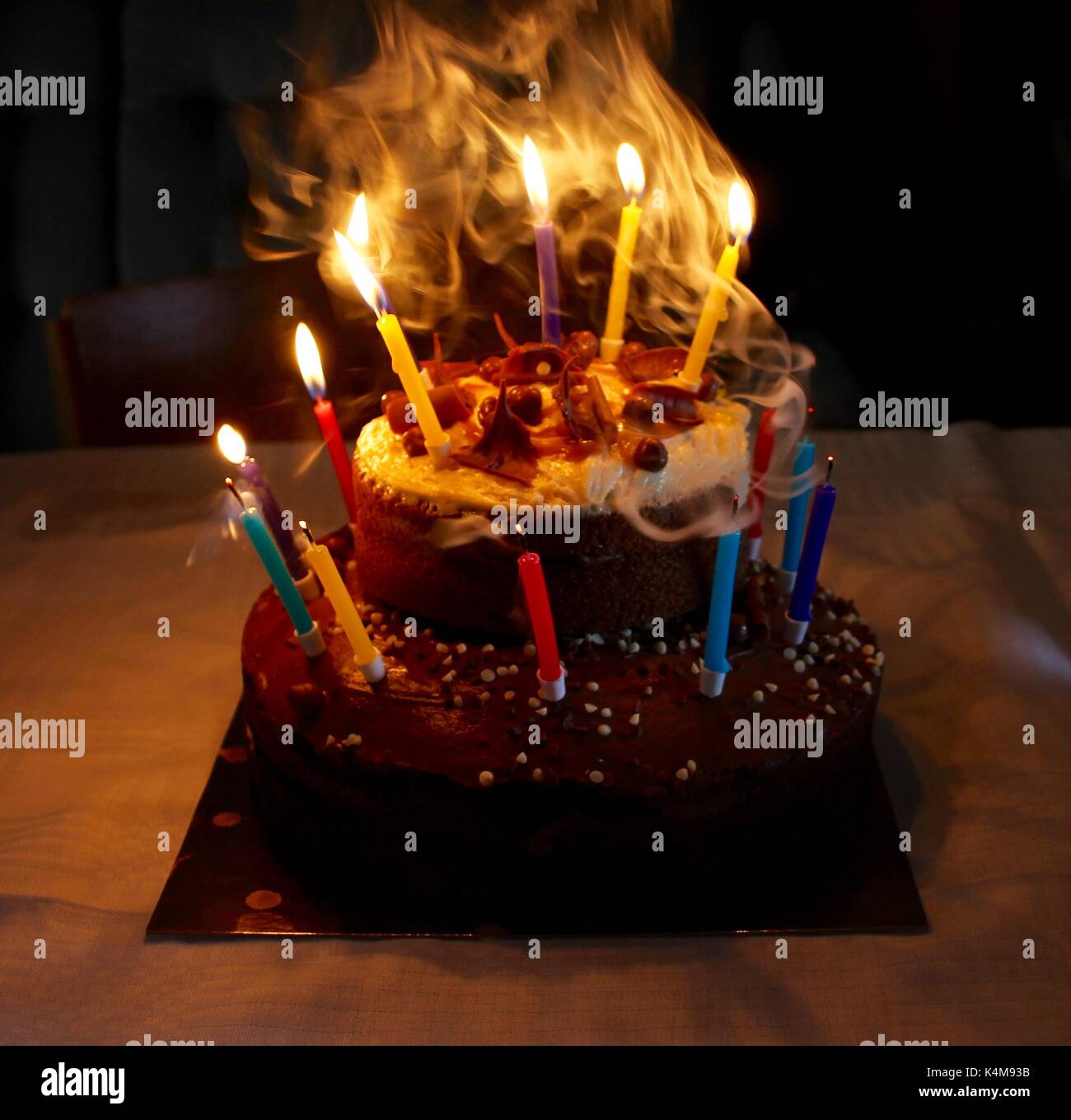 Bougies d'anniversaire d'être soufflé hors Banque D'Images