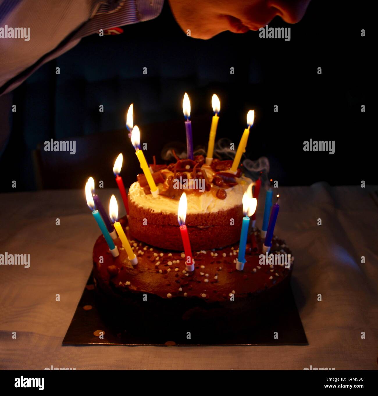Bougies d'anniversaire en train d'être soufflées Banque D'Images