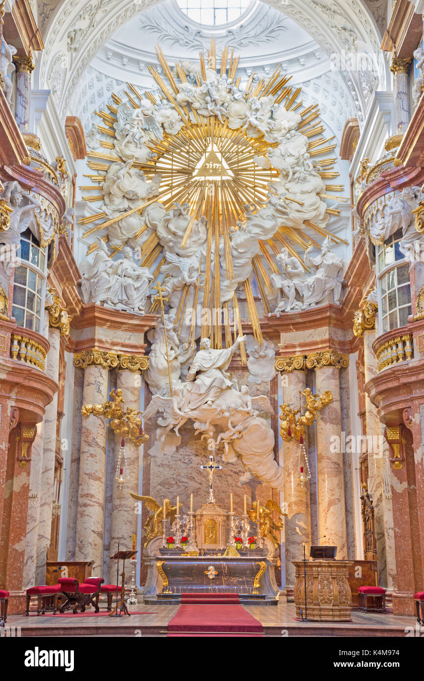 Vienne, Autriche - 30 juillet 2014 : le maître-autel baroque de st. Charles Borromée église conçu par Fischer von Erlach et réalisés par Ferdinand maximi Banque D'Images